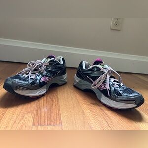 LIKE NEW!!! Hardly worn size 6.5 women’s saucony sneakers with arch support